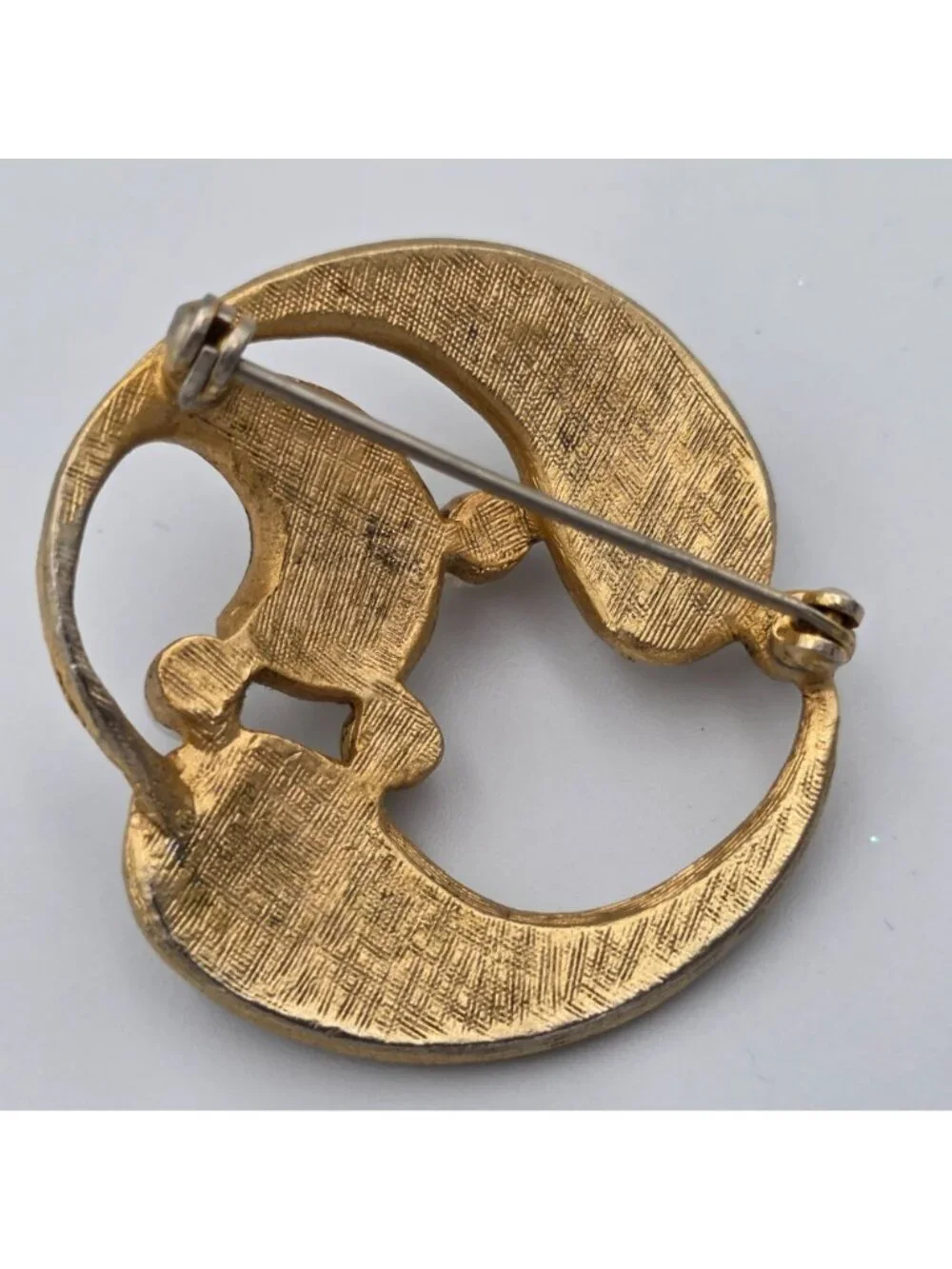 Vintage Gold Tone Brooch Pin With Faux Pearls Circular Design 1-3/4